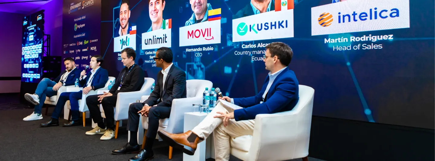 Panel de speakers en el escenario del Latam ePayment Summit