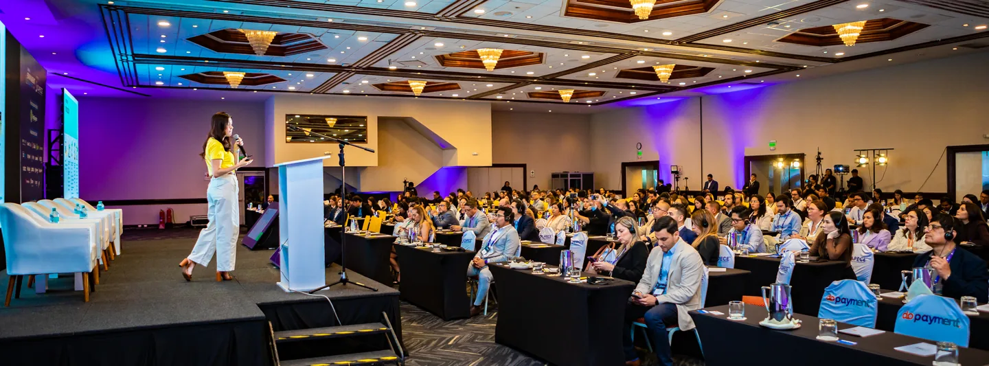 Ponente en el escenario del Latam ePayment Summit frente al público